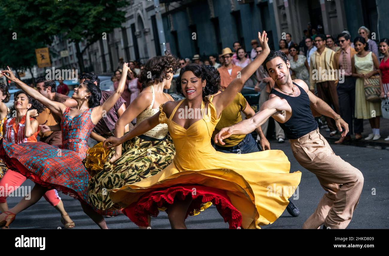 West Side Story (2021) unter der Regie von Steven Spielberg und mit Ariana DeBose als Anita und David Alvarez als Bernardo. Eine Adaption des Musicals West Side Story aus dem Jahr 1957 untersucht verbotene Liebe und die Rivalität zwischen den Jets und den Sharks, zwei Teenagerbanden unterschiedlicher ethnischer Herkunft. Stockfoto