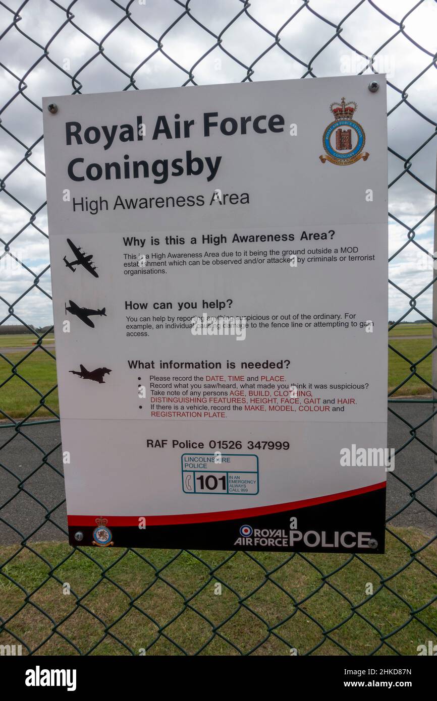 Warnschild „High Awareness Area“ am Zaun von RAF Coningsby, in der Nähe von Coningsby, Lincolnshire, England. Stockfoto