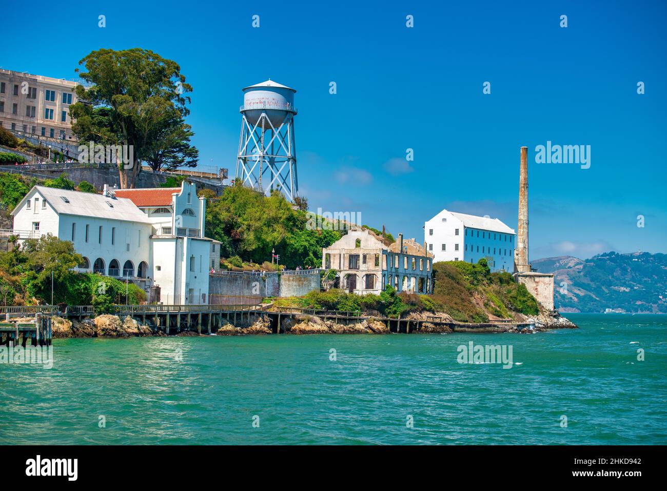 Alcatraz Island and Prison, Blick vom Meer an einem klaren, sonnigen Tag Stockfoto