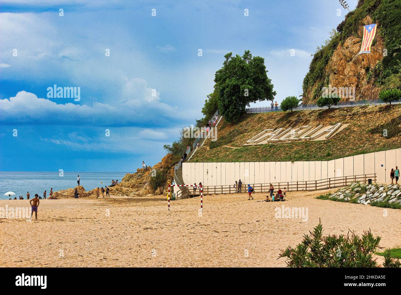 Die schönen Strände mit den berühmten Buchten der Touristenstadt Calella, einem berühmten Ferienort an der Costa Brava in Spanien. Stockfoto