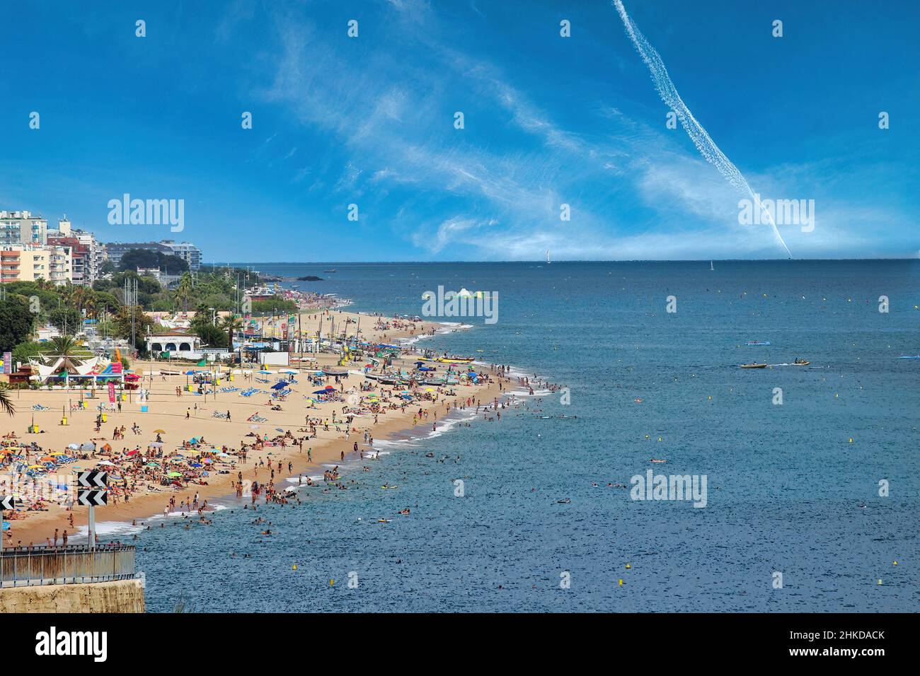 Die schönen Strände mit den berühmten Buchten der Touristenstadt Calella, einem berühmten Ferienort an der Costa Brava in Spanien. Stockfoto