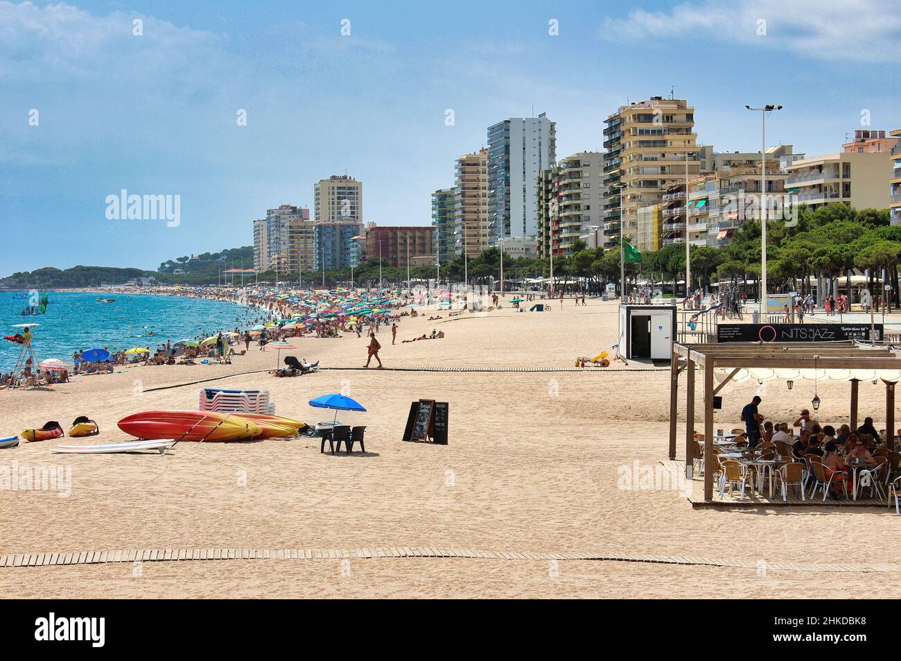 Die schöne Stadt Platja d'Aro (Girona), eines der beliebtesten Touristenorte im Herzen der Costa Brava, Spanien Stockfoto