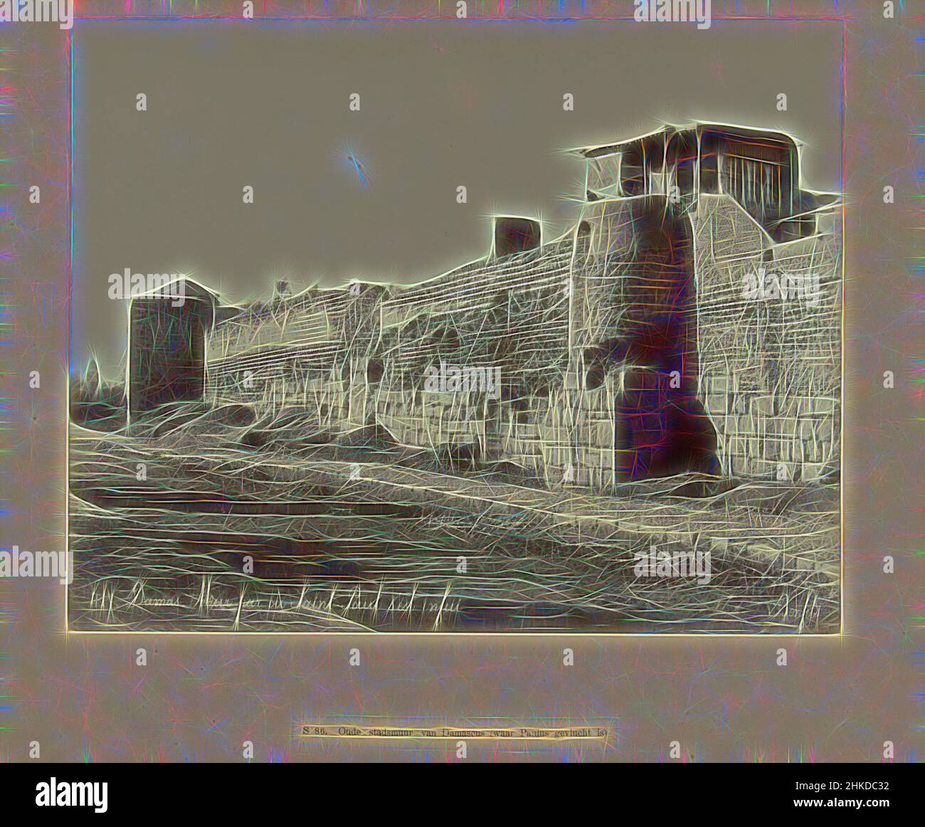 Inspiriert von S 86. Alte Stadtmauer von Damaskus (wo Paulus floh), Syrien 417. Damas, Mur par ou Saint-Paul s'est enfui. Bonfils, das Foto ist Teil der Serie von Fotografien von Syrien gesammelt von Richard Polak., Bonfils, Damaskus, c. 1867 - c. 1876, Papier, Albumendruck, Höhe 220 mm × Breite 274, neu gestaltet von Artotop. Klassische Kunst neu erfunden mit einem modernen Twist. Design von warmen fröhlichen Leuchten der Helligkeit und Lichtstrahl Strahlkraft. Fotografie inspiriert von Surrealismus und Futurismus, umarmt dynamische Energie der modernen Technologie, Bewegung, Geschwindigkeit und Kultur zu revolutionieren Stockfoto