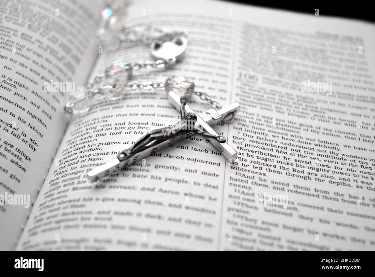 Eine offene Bibel mit Rosenkranz Perlen Stockfoto