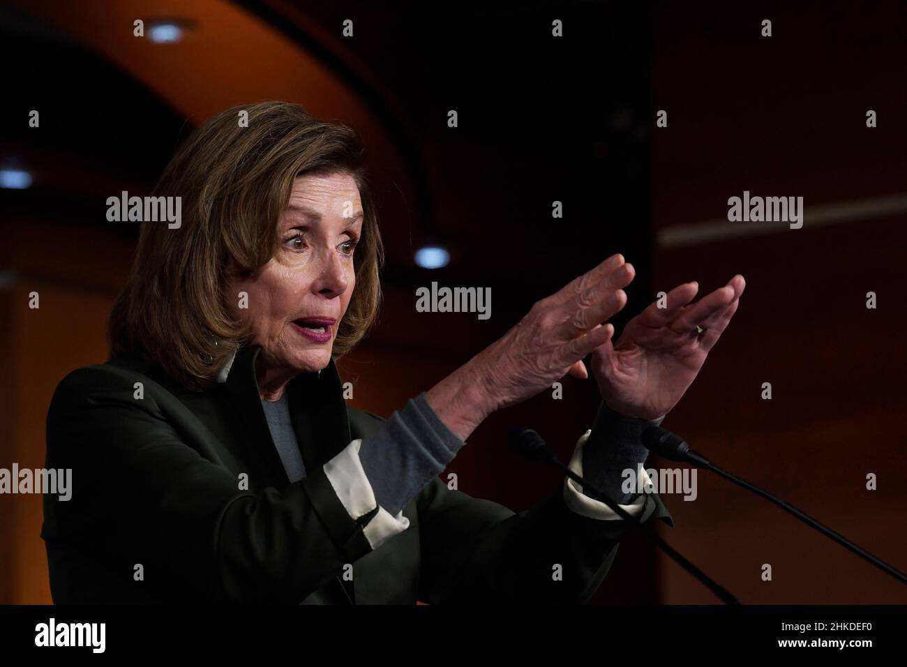 3. Februar 2022, Washington, District of Columbia, USA: NANCY PELOSI, Sprecherin DES US-Repräsentantenhauses, spricht während ihrer wöchentlichen Pressekonferenz auf dem Capitol Hill über die Ukraine-Krise. (Bild: © Lenin Nolly/ZUMA Press Wire) Stockfoto