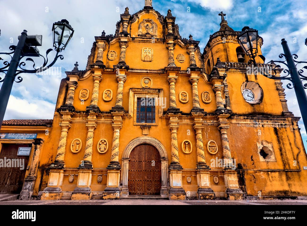 Die schöne La Recoleccion (Kirche die Erinnerung) in UNESCO-Weltkulturerbe León, Nicaragua Stockfoto