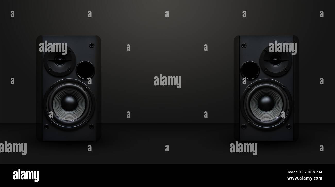 Schwarzer Audio-Lautsprecher auf dunklem Hintergrund imitierte das Design der Vorlage für das Kopieren von Platzinhalten auf einem Plakat Stockfoto
