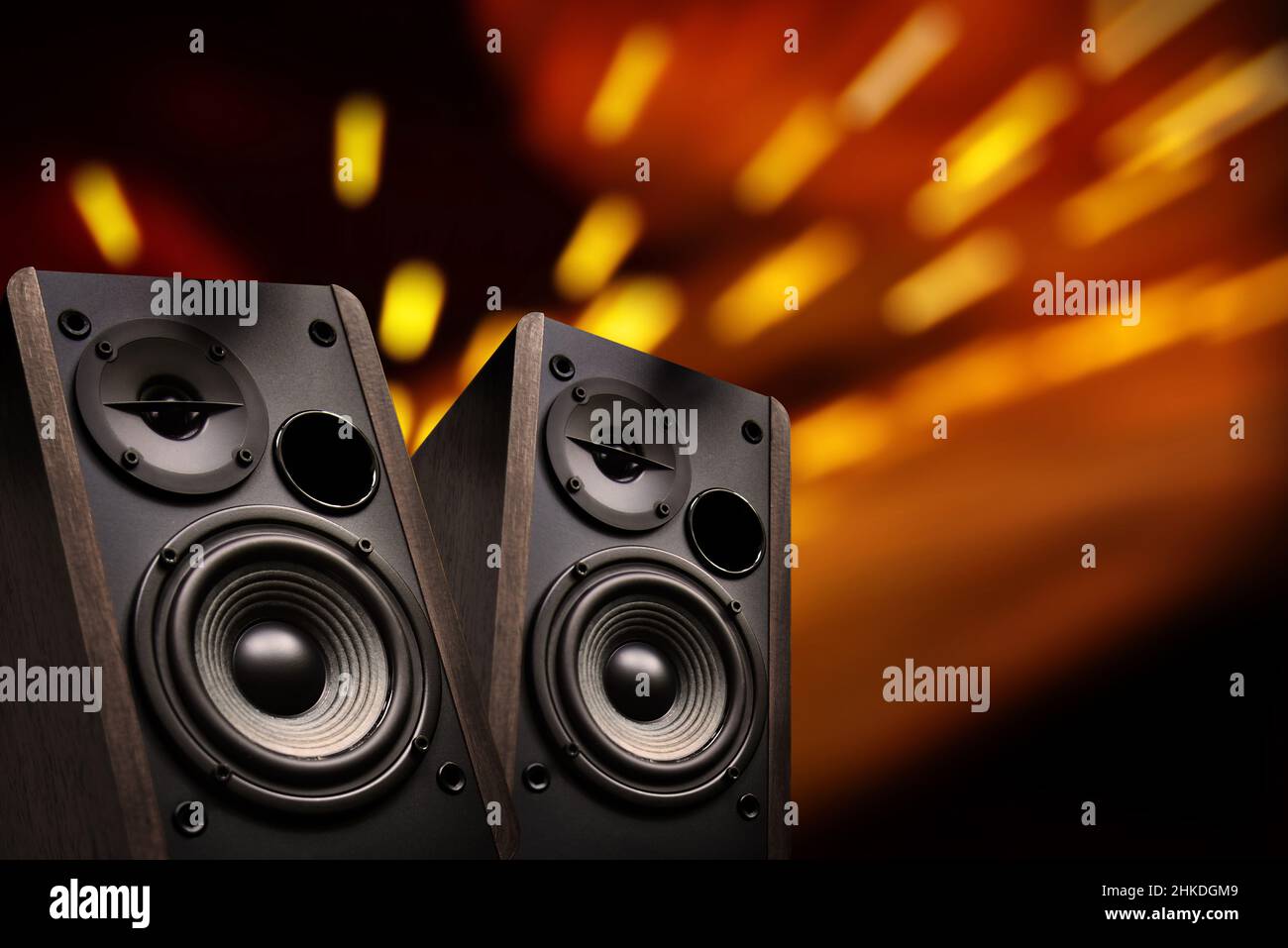 Zwei Audiolautsprecher im beleuchteten Club-Hintergrund. Professionelle Multimedia-Studioausstattung für Unterhaltung. Stockfoto