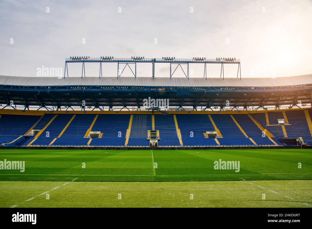 Fußballstadion am Tag leer Anforderungen. Grüner Rasen im Stadion. Stockfoto