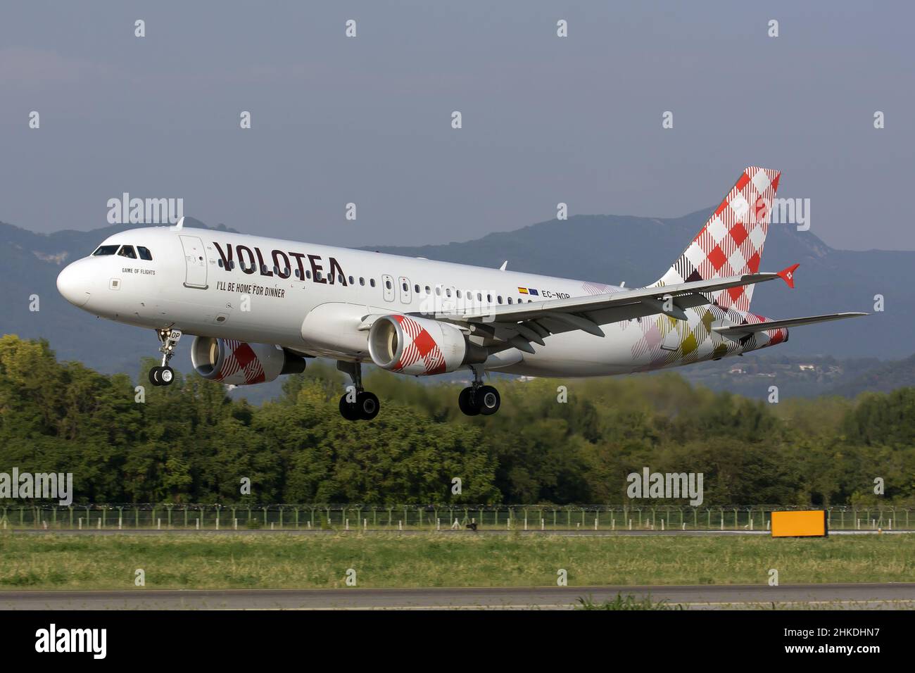 Bergamo, Italien. 12th September 2021. Ein Volotea Airbus 320 landet auf dem Flughafen Mailand-Bergamo. (Bild: © Fabrizio Gandolfo/SOPA Images via ZUMA Press Wire) Stockfoto