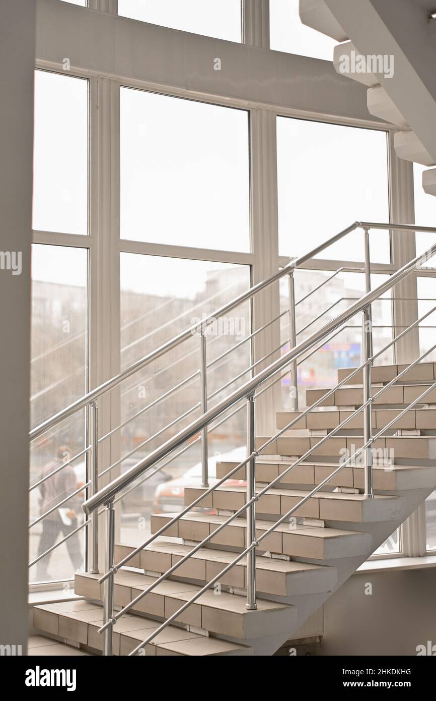 Treppen mit Edelstahlgeländern. Stockfoto