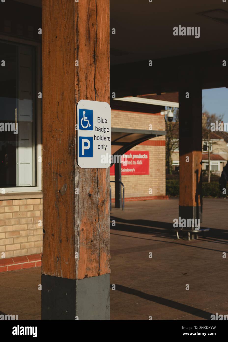 Blaues Abzeichen. Schild für Behindertenparkplätze. Stockfoto