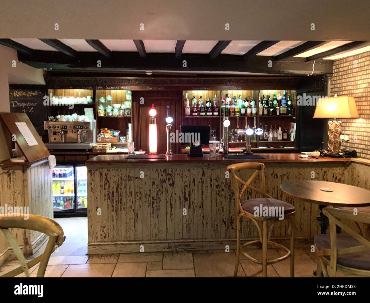 Das Telegraph Inn Moulton Northamptonshire UK Pub Bar ist gemütlich mit Lichtern, Sesseln und Tischen, Bier, Northampton, ein lokaler, alter Ort mit Balken Stockfoto