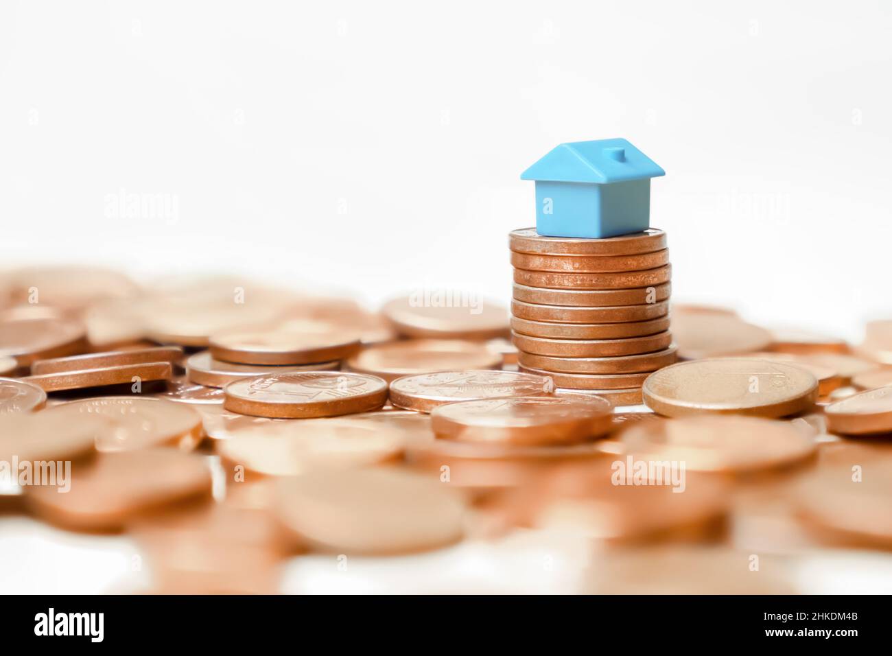 Geld sparen und Investitionen Haus kaufen Immobilien Hypothek Euro zu lassen. Symbol Haus Hypothek Investition Immobilien Finanzierung Immobilien Gewinn Stockfoto