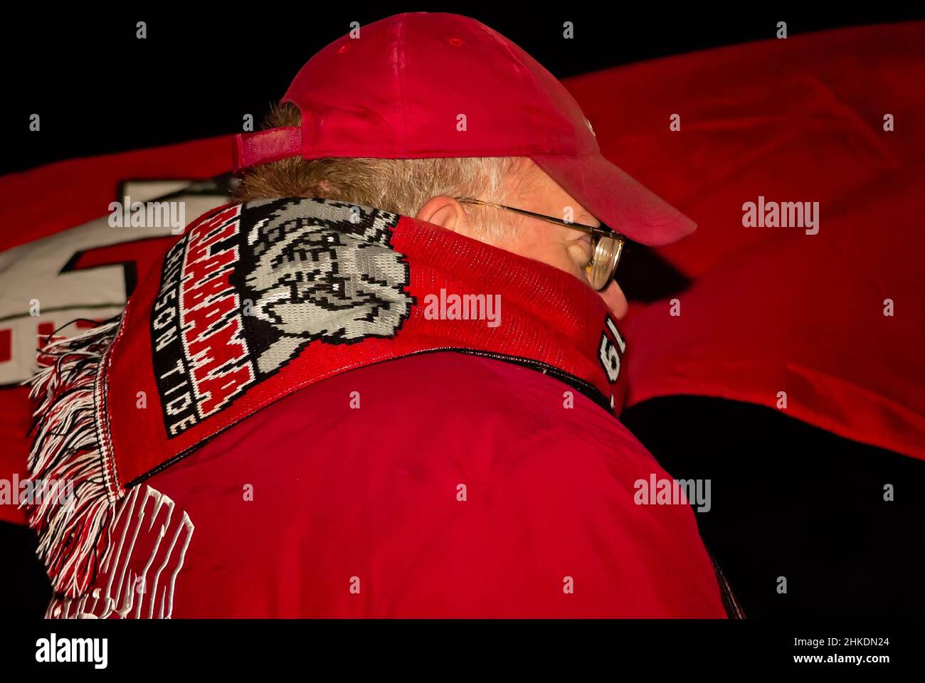 Crimson Tide Fußballfans warten darauf, dem Team zum Sieg bei der National Championship am 8. Januar 2010 in Tuscaloosa, Alabama, zu gratulieren. Stockfoto