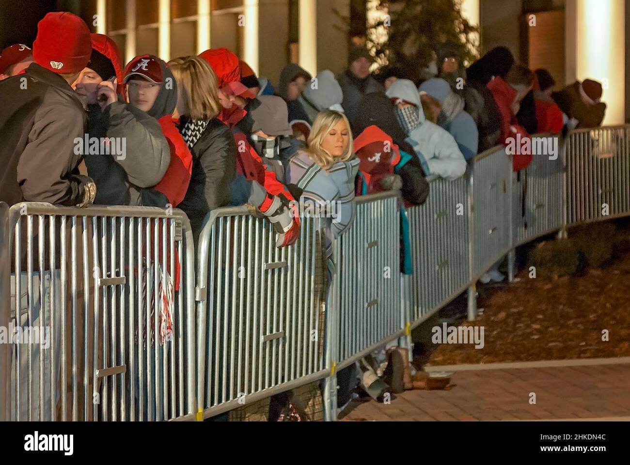 Crimson Tide Fußballfans warten darauf, dem Team zum Sieg bei der National Championship am 8. Januar 2010 in Tuscaloosa, Alabama, zu gratulieren. Stockfoto