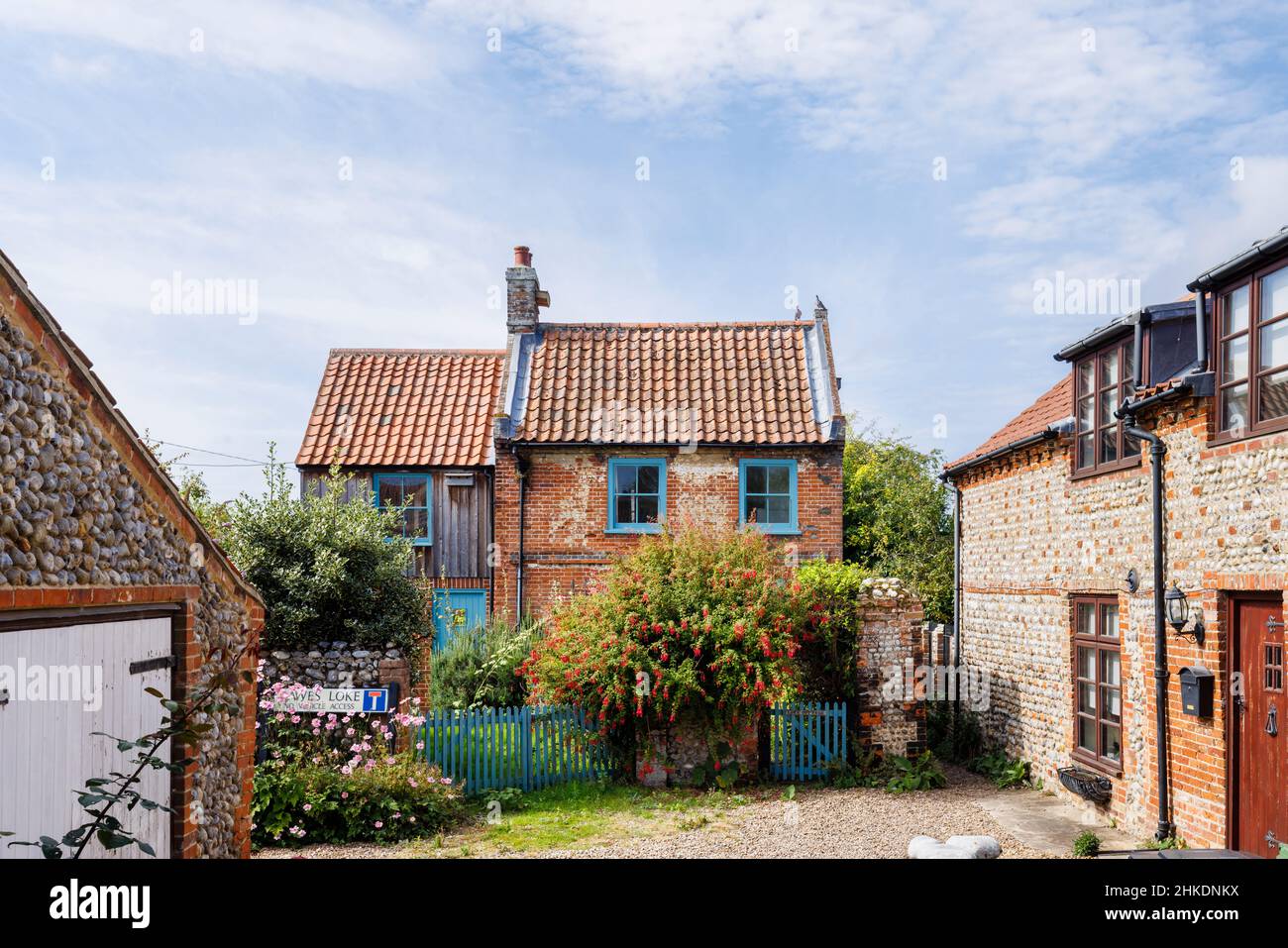 Straßenszene mit altmodischen Cottages im lokalen Stil in Cley-Next-the-Sea, einem Küstendorf an der Nordküste von Norfolk, East Anglia, England Stockfoto