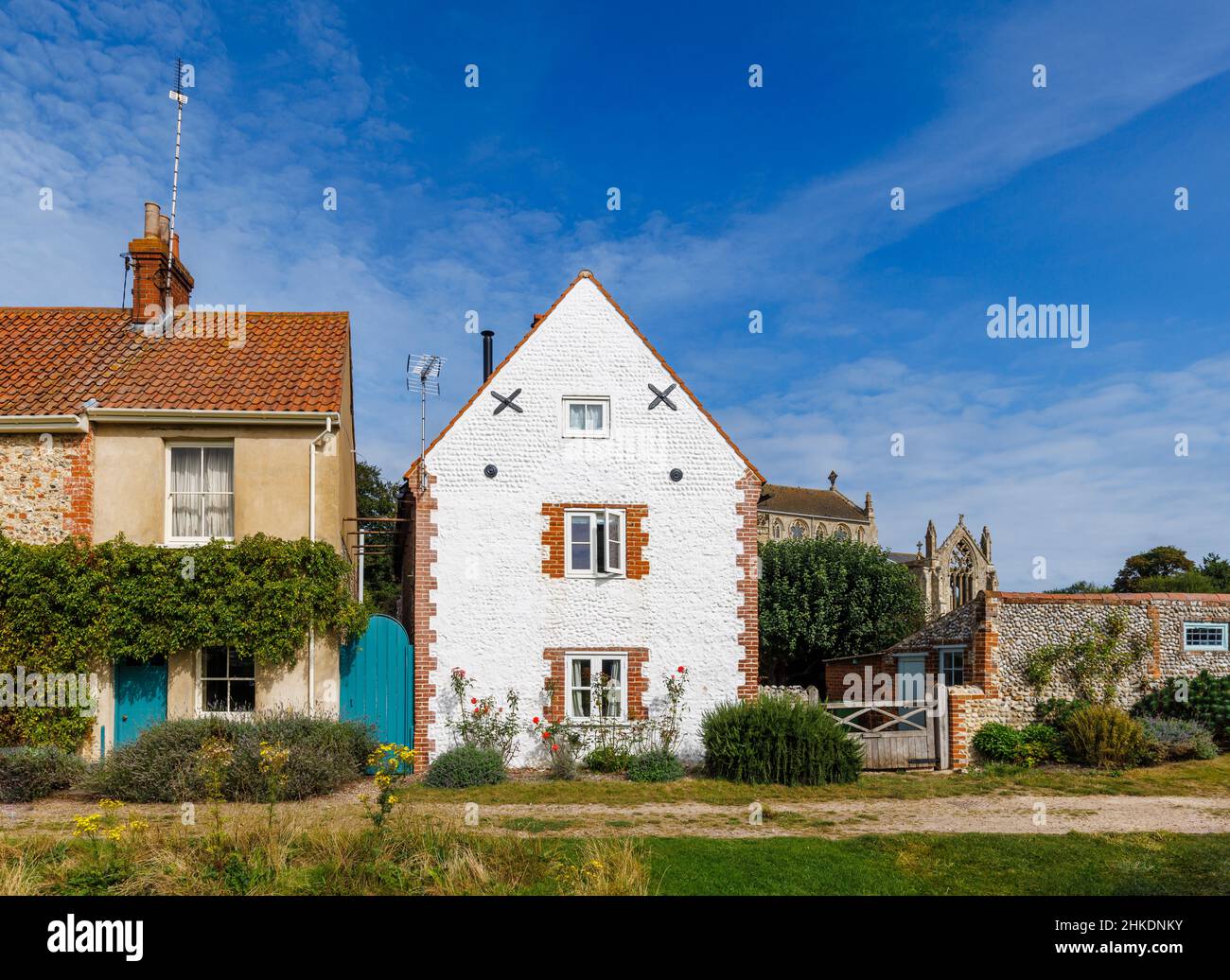 Straßenszene mit Hütten im lokalen Stil in Cley-Next-the-Sea, einem Küstendorf an der Nordküste von Norfolk, East Anglia, England Stockfoto