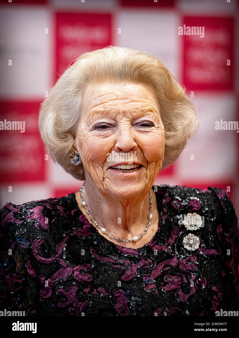Den Haag, Niederlande. 03rd. Februar 2022. Prinzessin Beatrix von den Niederlanden im Haus für Kultur Amare in Den Haag, am 03. Februar 2022, um an der Eröffnung der Ausgabe 18th des Holland Dance Festival teilzunehmen, die Eröffnungsaufführung ist Spuren, die das Nederlands Dans Theater hinterlassen hat Kredit: Albert Ph van der Werf/Niederlande OUT/Point de Vue OUT/dpa/Alamy Live News Stockfoto