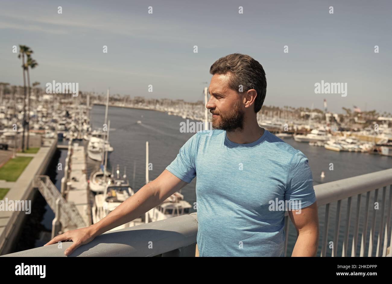 Ein Urlaub, der sich lohnt. Schöner Kerl genießen Sommer im Freien. Sommerurlaub Stockfoto