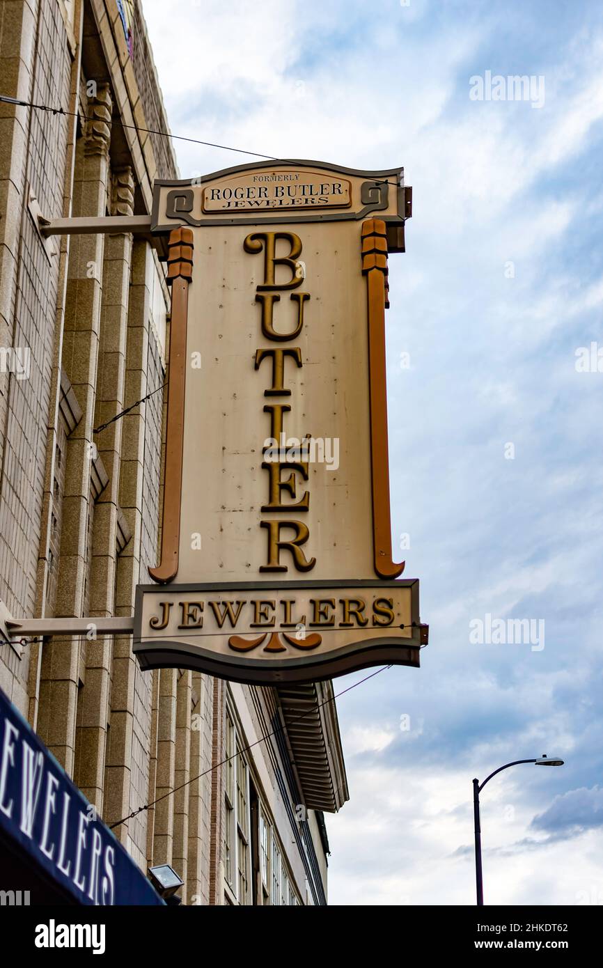 Selma, Alabama, USA - 26. Januar 2021: Schild für Butler Juweliere im historischen Viertel in der Innenstadt von Selma. Stockfoto