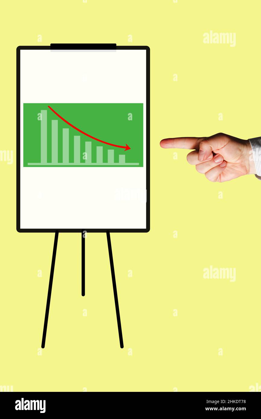 Businessman Hand zeigt auf ein Flipchart mit einem gezeichneten Chart, das stetig abnehmende Werte zeigt. Stockfoto
