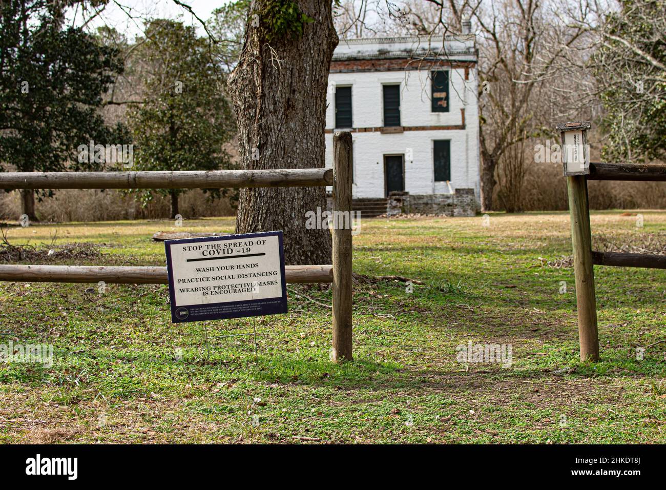 Orrville, Alabama, USA - 26. Januar 2021: Informationsschild bezüglich der Covid-19-Präventionspraktiken vor dem Barker/Kirkpatrick-Landgut und Slav Stockfoto