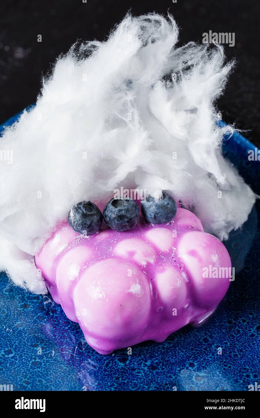 Leichtes Souffle Dessert mit Heidelbeeren und Zuckerwatte. Stockfoto