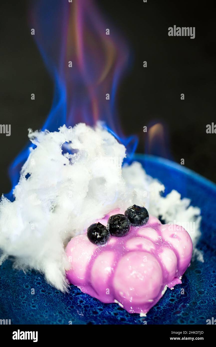 Leichtes Souffle Dessert mit Heidelbeeren und Zuckerwatte. Stockfoto