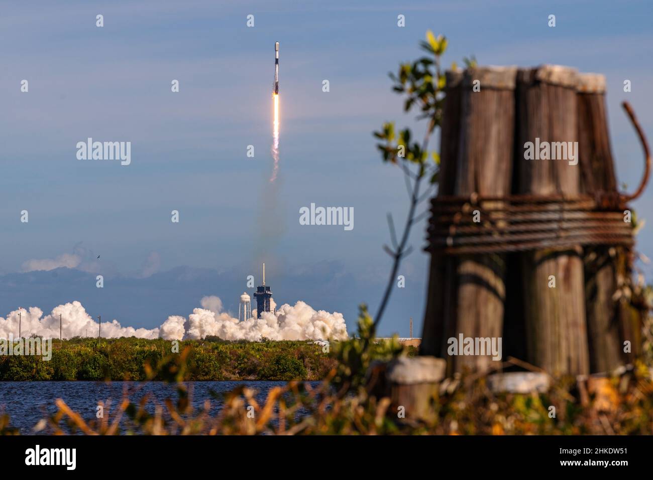 Eine Falcon 9-Rakete startet vom LC-39A auf der Cape Canaveral Space Force Station, Florida, 3. Februar 2022. Die Mission Starlink 4-7 brachte 49 Satelliten in die Umlaufbahn. (USA Space Force Foto von Joshua Conti) Stockfoto