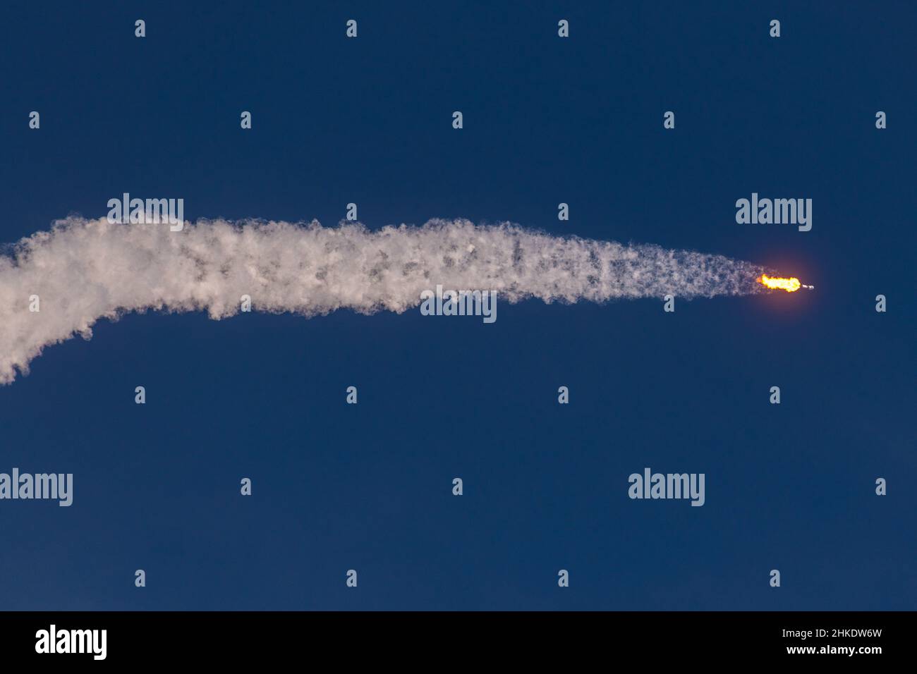 Eine Falcon 9-Rakete startet vom LC-39A auf der Cape Canaveral Space Force Station, Florida, 3. Februar 2022. Die Mission Starlink 4-7 brachte 49 Satelliten in die Umlaufbahn. (USA Space Force Foto von Joshua Conti) Stockfoto