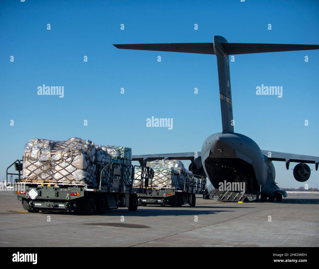 US Air Force Airmen von der 133rd Air Transportation Function bereiten sich darauf vor, geschätzte 11.300 Pfund medizinische Hilfsgüter auf einen C-17 Globemaster in St. Paul, Minn, zu laden., 20. Januar 2022. Die Airmen nehmen an der jüngsten Mission des Denton Humanitarian Assistance Program Teil, einem Transportprogramm des Verteidigungsministeriums, das humanitäre Fracht, die von den in den USA ansässigen Nichtregierungsorganisationen gespendet wurde, an Entwicklungsländer weiterbringt. (USA Foto der Air National Guard von Amy Lovgren) Stockfoto