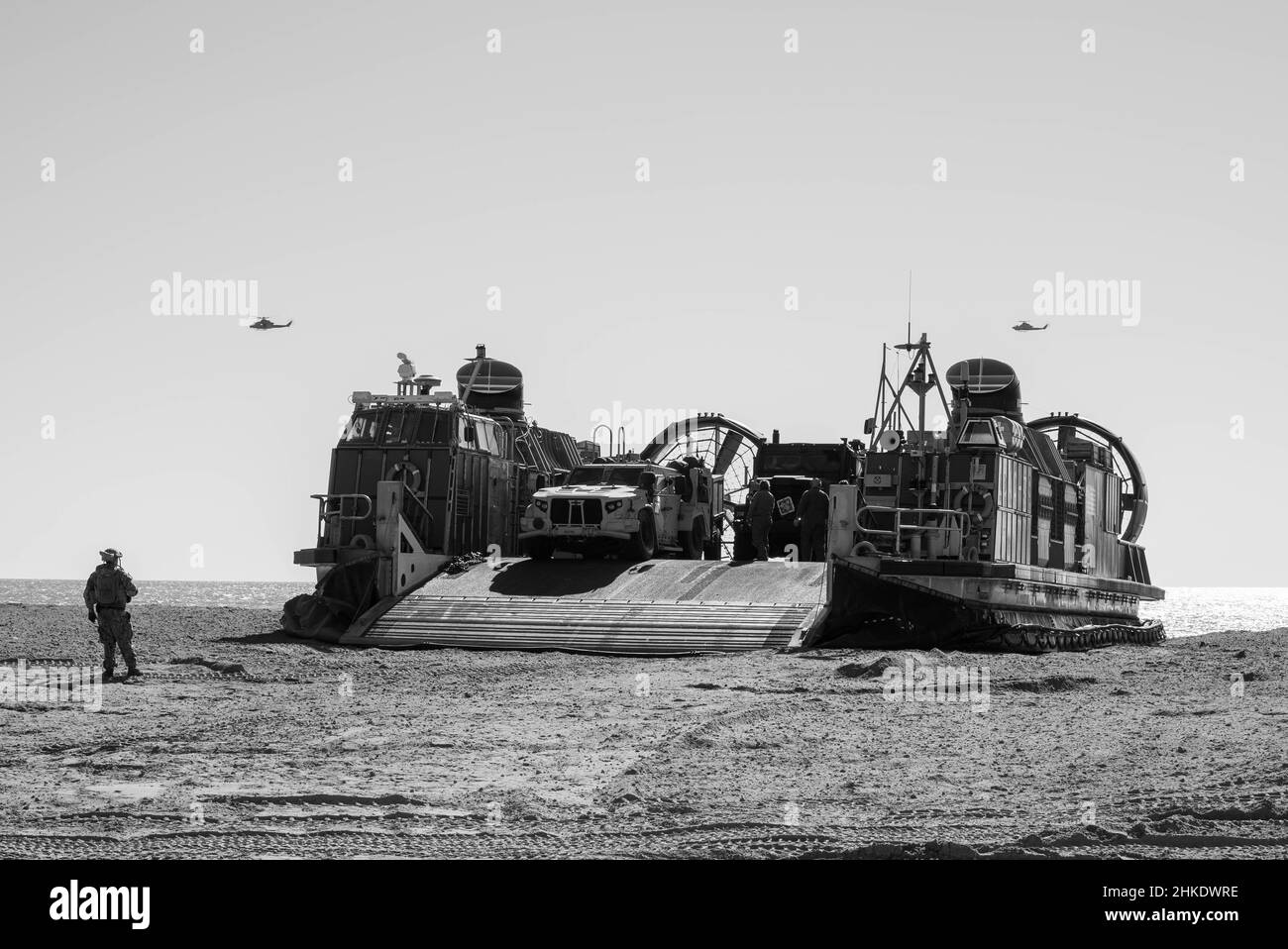 JACKSONVILLE, N.C. – Ein Landing Craft, Air Cushion (LCAC), das an Assault Craft Unit 4 befestigt ist, entlädt ein Joint Light Tactical Vehicle (JLTV) am Ufer des Camp Lejeune, North Carolina, 02. Februar 2022. Die Kearsarge Amphibious Ready Group (ARG) und die 22nd Marine Expeditionary Unit (MEU) führen derzeit eine Composit Training Unit Exercise (COMPTUEX) durch. COMPTUEX ist die letzte Übung vor der Bereitstellung, die die Fähigkeit der Kearsarge ARG und 22nd MEU bescheinigt, militärische Operationen durch gemeinsame Planung durchzuführen und anspruchsvolle und realistische Szenarien auszuführen. (USA Navy Foto von Mass Communication S Stockfoto