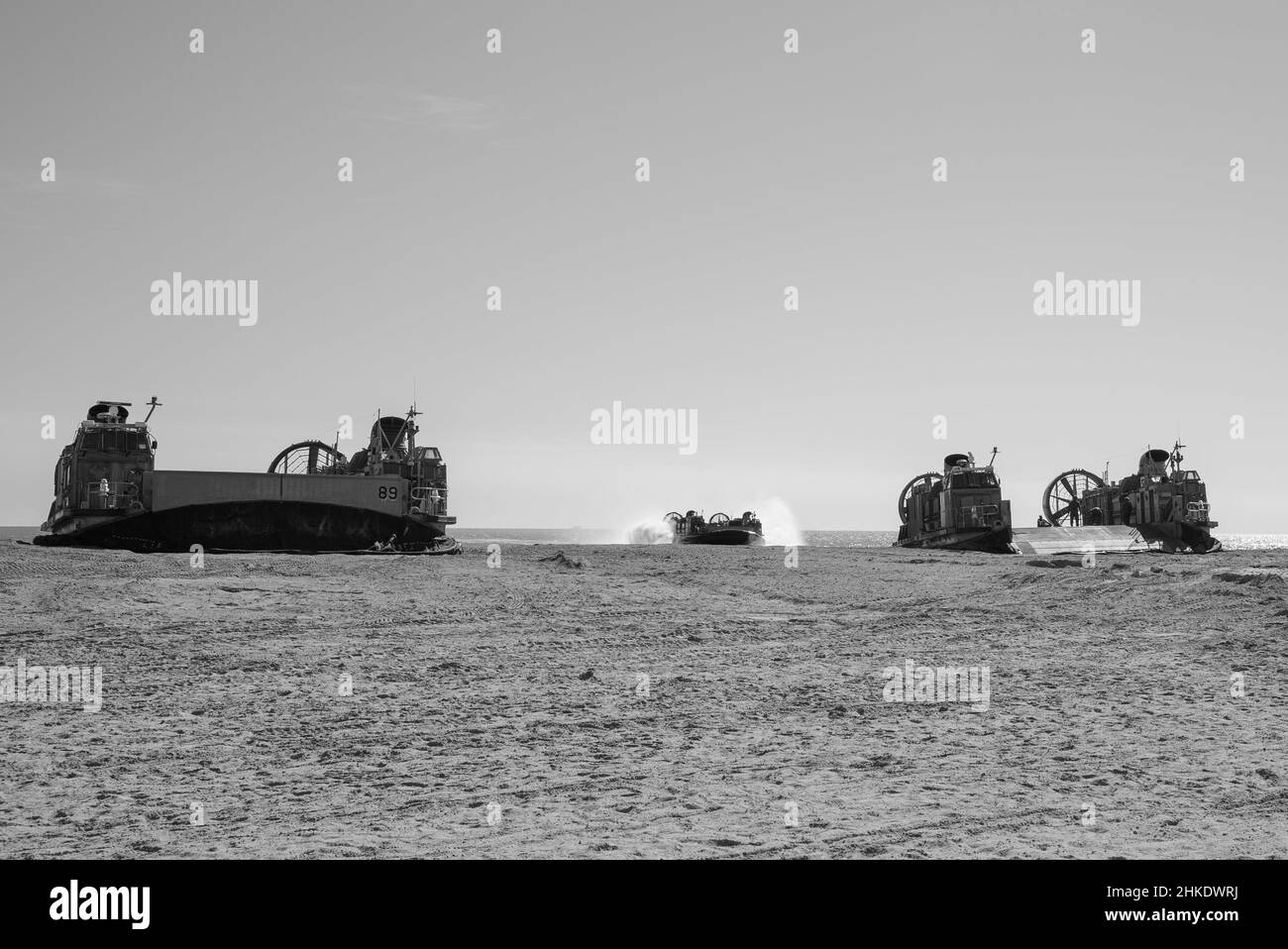 JACKSONVILLE, N.C. – mehrere Landing Craft, Luftkissen (LCAC), befestigt an Assault Craft Unit 4, landen am Ufer des Camp Lejeune, North Carolina 02. Februar 2022. Die Kearsarge Amphibious Ready Group (ARG) und die 22nd Marine Expeditionary Unit (MEU) führen derzeit eine Composit Training Unit Exercise (COMPTUEX) durch. COMPTUEX ist die letzte Übung vor der Bereitstellung, die die Fähigkeit der Kearsarge ARG und 22nd MEU bescheinigt, militärische Operationen durch gemeinsame Planung durchzuführen und anspruchsvolle und realistische Szenarien auszuführen. (USA Navy Foto von Mass Communication Specialist 3rd Class Taylor Parker) Stockfoto