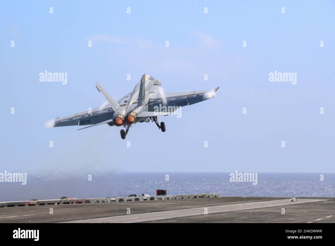 PHILIPPINISCHES MEER (Feb 3, 2022) eine F/A-18E Super Hornet, die den 'Tophoattern' des Strike Fighter Squadron (VFA) 14 zugewiesen wurde, startet vom Flugdeck des Nimitz-Klasse-Flugzeugträgers USS Abraham Lincoln (CVN 72). Noble Fusion zeigt, dass die von der Marine und dem Marinekorps eingesetzten, einsatzbereiten Marineeinsatzkräfte als Marine Expeditionary Unit/Amphibious Ready Group-Team auf See agieren können, zusammen mit einer Trägerstreikgruppe, um tödliche Verweigerungsoperationen durchzuführen, wichtiges maritimes Terrain zu ergreifen, die Bewegungsfreiheit zu garantieren, Und schaffen Vorteile für die USA, die Partner und die alliierten Streitkräfte Stockfoto