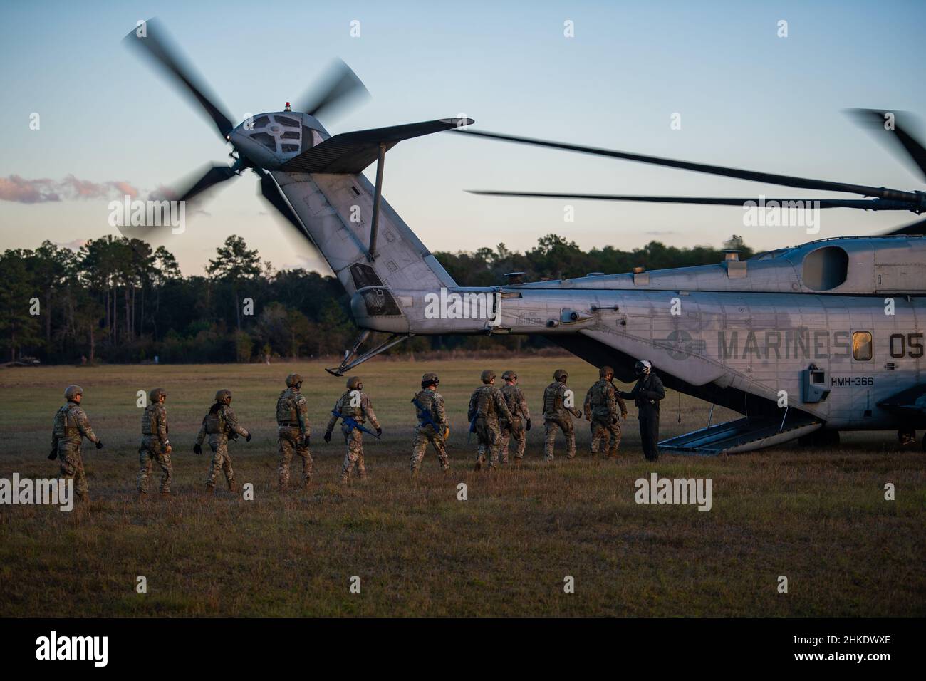 Flieger der 820th Base Defence Group, 93d Air Ground Operations Wing, besteigen einen Marine Corps CH-53 „Super Hengst“-Hubschrauber auf der Moody Air Force Base, Georgia, 17. November 2021. Der 93d Air Ground Operations Wing, das Marine Heavy Helicopter Squadron 366 und das Army National Guard Warrior Training Center führten ein schnelles Seiltraining durch, um den Einsatz von Personal aus einem Hubschrauber an Orten zu üben, an denen der Hubschrauber selbst nicht anfassen kann. (USA Luftwaffe Foto von 1st LT. Katie Tamesis) Stockfoto