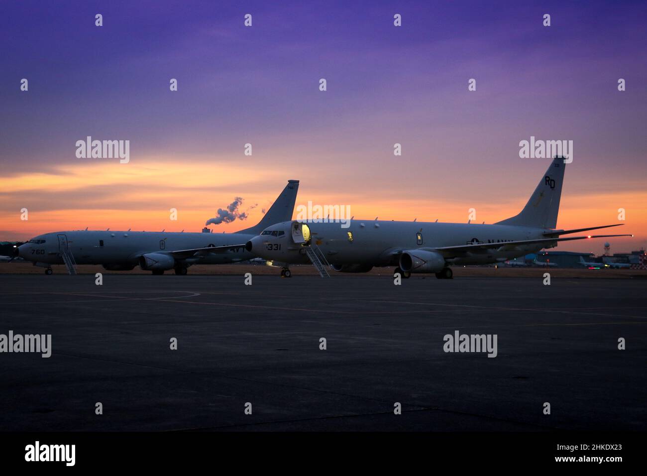 MARINELUFTANLAGE ATSUGI, Japan (Feb 03, 2022) – zwei P-8A-Poseidon, die den „Goldenen Schwertkämpfern“ der Patrouillenschwadron (VP) 47 zugewiesen sind, sitzen auf der Fluglinie der Naval Air Facility (NAF) Atsugi, Japan. VP-47 wird derzeit in NAF Misawa, Japan, eingesetzt, um maritime Patrouillen, Aufklärungs- und Theateraufklärungseinsätze innerhalb des Einsatzgebiets der US-Flotte 7th (C7F) durchzuführen, um die Ziele der Kommandanten, der Task Force 72, C7F und der US-Indo-Pacific Command in der gesamten Region zu unterstützen. (USA Navy Foto von Mass Communication Specialist 1st Class Brandon J. Vinson) Stockfoto