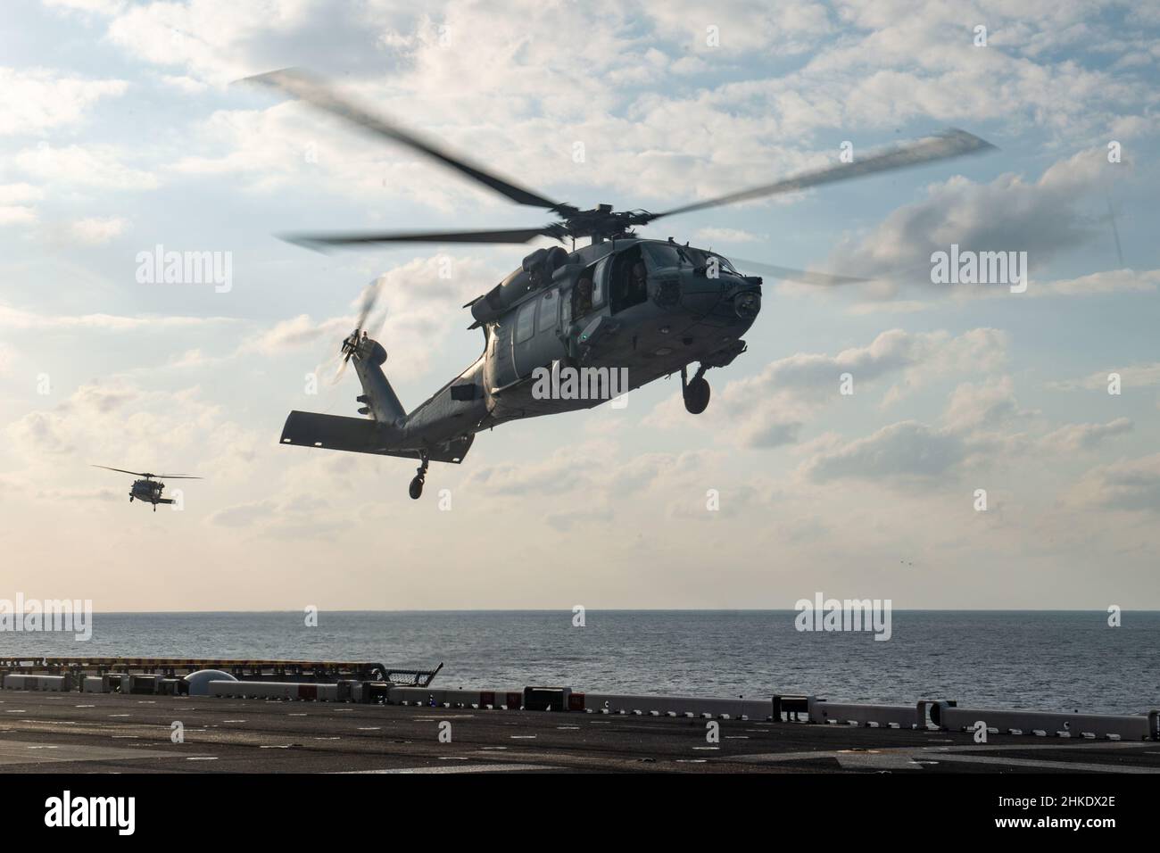 PHILIPPINISCHES MEER (Feb 1, 2022) ein MH-60s Sea Hawk-Hubschrauber vom Helicopter Sea Combat Squadron (HSC) 85 landet während einer Übung auf dem Flugdeck des nach vorne eingesetzten amphibischen Sturmschiffs USS America (LHA 6). Amerika, das Flaggschiff der America Amphibious Ready Group, arbeitet zusammen mit der 31st Marine Expeditionary Unit im Verantwortungsbereich der US-Flotte für 7th, um die Interoperabilität mit Verbündeten und Partnern zu verbessern und als einsatzbereite Einsatztruppe zur Verteidigung von Frieden und Stabilität in der Indo-Pazifik-Region zu dienen. (USA Navy Foto von Mass Communication Specialist 3rd Class Matthew Cave Stockfoto