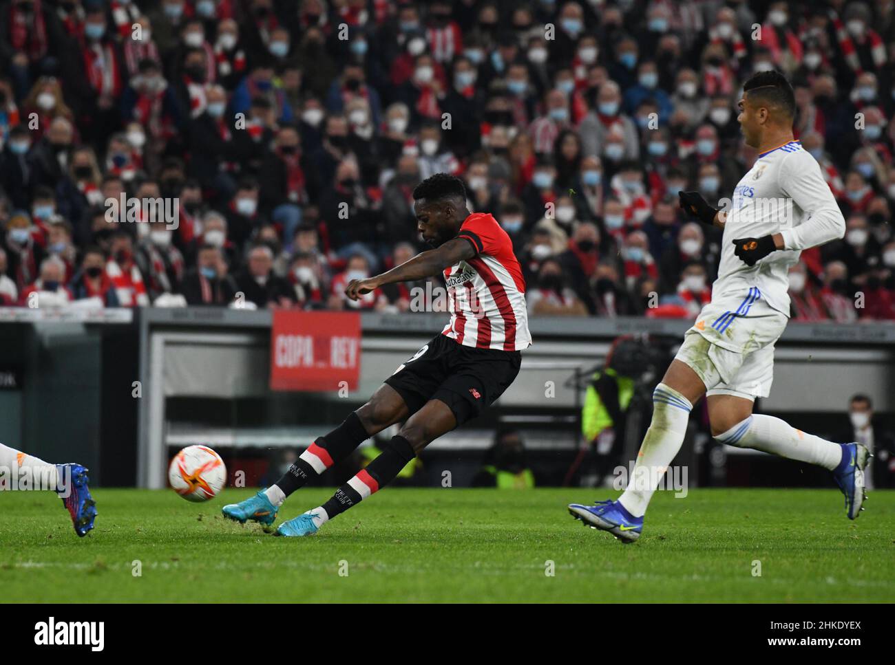 BILBAO, SPANIEN - 3. FEBRUAR: Williams von Athletic Bilbao schießt den Ball beim Viertelfinale der Copa del Rey zwischen Athletic Bilbao und Real Madri am 3. Februar 2022 im Stadion San Mamés in Bilbao, Spanien. (Foto von Sara Aribó/PxImages) Stockfoto