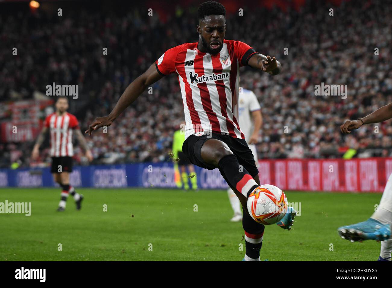 BILBAO, SPANIEN - 3. FEBRUAR: Williams von Athletic Bilbao kontrolliert den Ball beim Viertelfinale der Copa del Rey zwischen Athletic Bilbao und Real Madri am 3. Februar 2022 im San Mamés Stadium in Bilbao, Spanien. (Foto von Sara Aribó/PxImages) Stockfoto