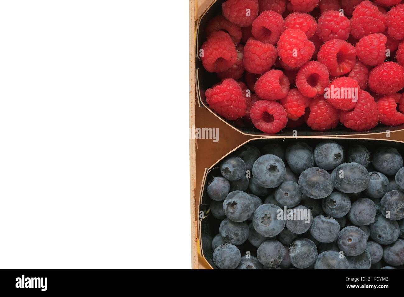 Beerenernte. Erdbeeren, Himbeeren, Heidelbeeren, Beeren auf weißem Hintergrund.Sommerbeeren. Gesundes Süßes Dessert. Stockfoto