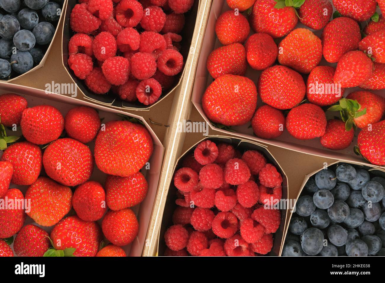 Beeren .Erdbeeren, Himbeeren, Heidelbeeren, Beeren auf weißem Hintergrund.Sommerbeeren. Gesunde Süße Ernte Dessert.berry. Stockfoto