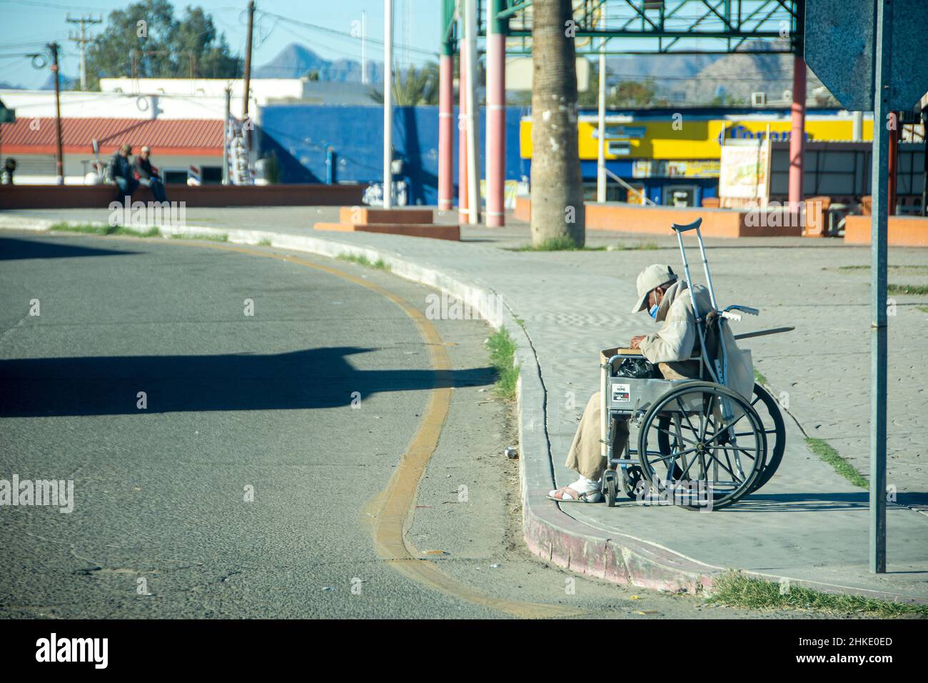 Ein Mexikaner im Rollstuhl verbringt seine Tage damit, Müll entlang der Rinnen der Straßen von Puerto Penasco, Sonora, Baja California, Mexiko, abzuholen. Stockfoto
