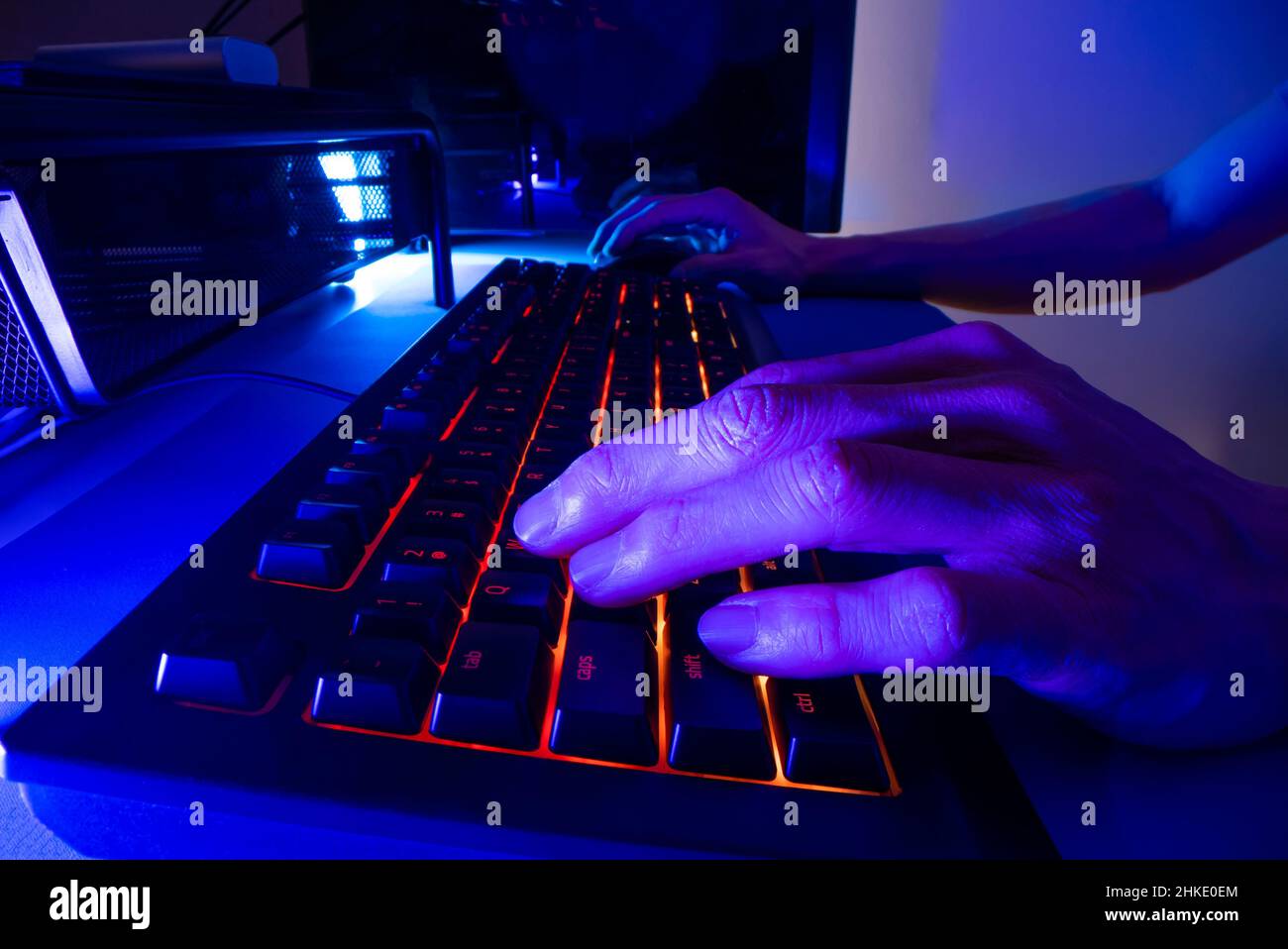 Computerspiel mit Gaming-Tastatur, aufgenommen mit Makroobjektiv Stockfoto