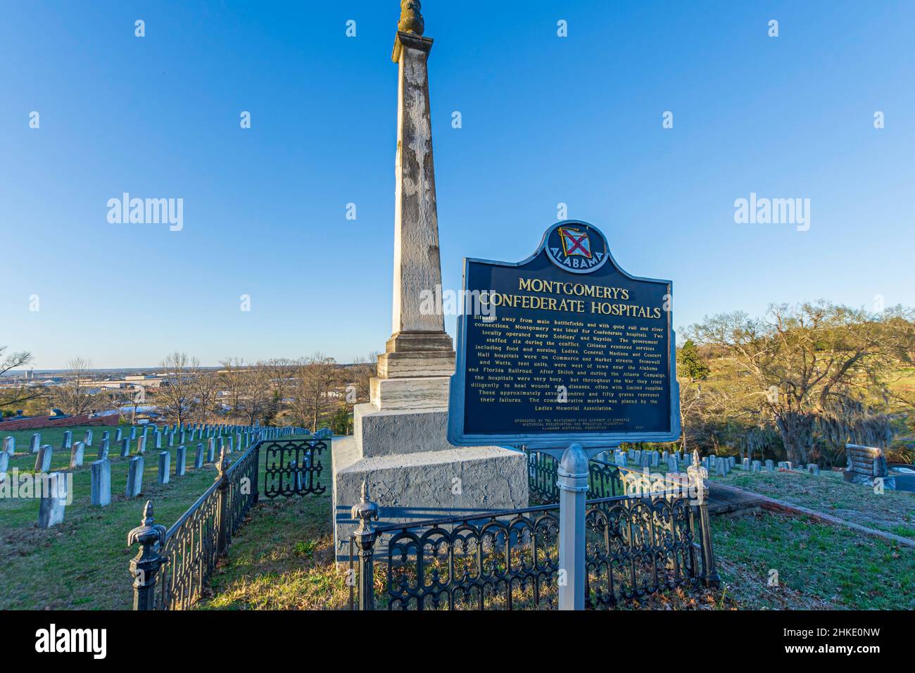 Montgomery, Alabama, USA-3. März 2021: Gedenkmarke auf dem Old Oakwood Cemetery zu Ehren der Toten aus den Konföderierten Krankenhäusern in Montgomery du Stockfoto