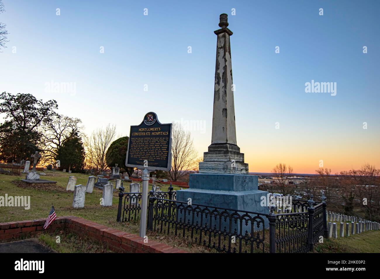 Montgomery, Alabama, USA-3. März 2021: Gedenkmarke auf dem Old Oakwood Cemetery zu Ehren der Toten aus den Konföderierten Krankenhäusern in Montgomery du Stockfoto