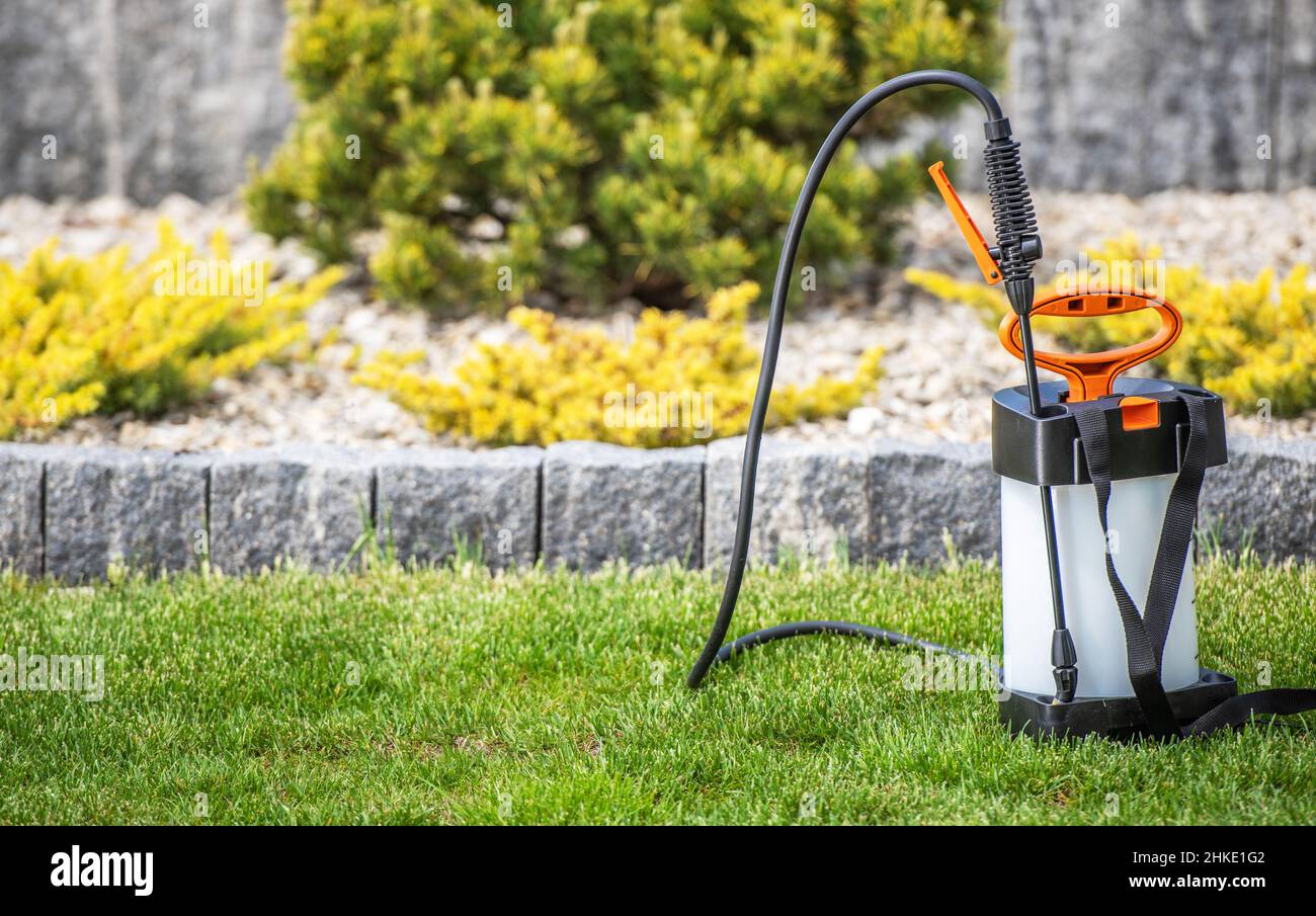 Garten Verwenden Zerstäuben Rucksack Sprayer Für Die Düngung Gartenpflanzen. Garten- und Landschaftsbau-Ausrüstung Thema. Stockfoto