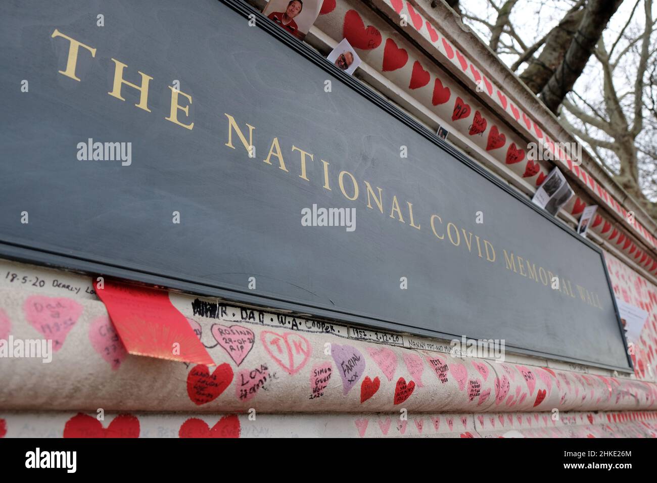 London, Großbritannien. Ein rotes Paket „lai See“ wird für ein Opfer von Covid-19 an der National Covid Memorial Wall nach dem Mondneujahr hinterlassen. Stockfoto