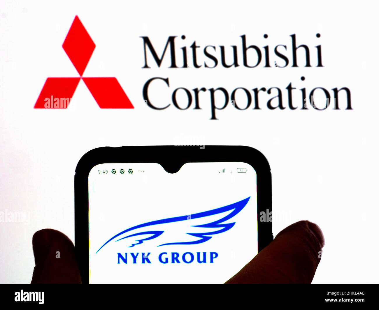 Ukraine. 03rd. Februar 2022. In dieser Abbildung wird das Logo der Nippon Yusen Kabushiki (NYK) Group auf einem Smartphone-Bildschirm mit einem Mitsubishi Corporation-Logo im Hintergrund angezeigt. (Foto von Igor Golovniov/SOPA Images/Sipa USA) Quelle: SIPA USA/Alamy Live News Stockfoto