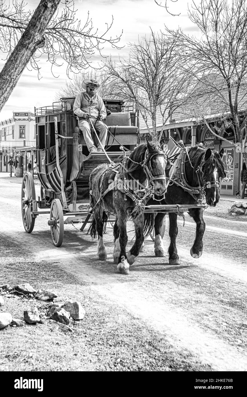 Schwarz-Weiß-Bild eines Mannes auf einer Postkutsche auf der Hauptstraße von Tombstone, Arizona, USA. Stockfoto